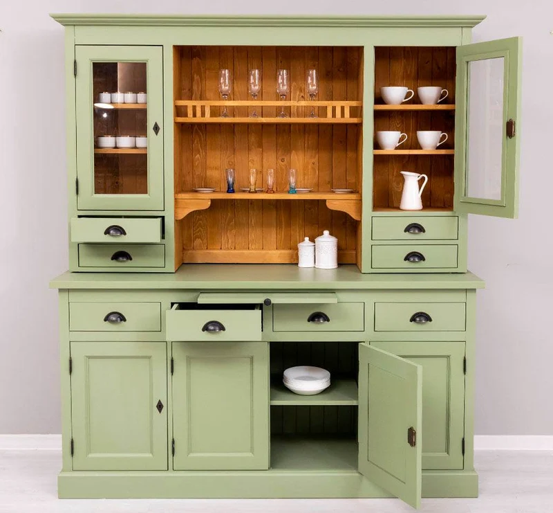 Breiter Buffetschrank aus Massivholz im Landhausstil