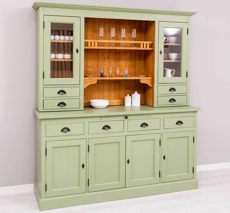 Breiter Buffetschrank aus Massivholz im Landhausstil