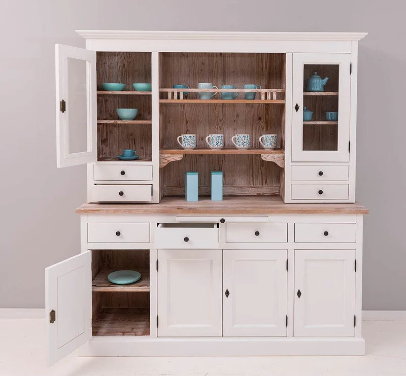 Breiter Buffetschrank aus Massivholz im Landhausstil