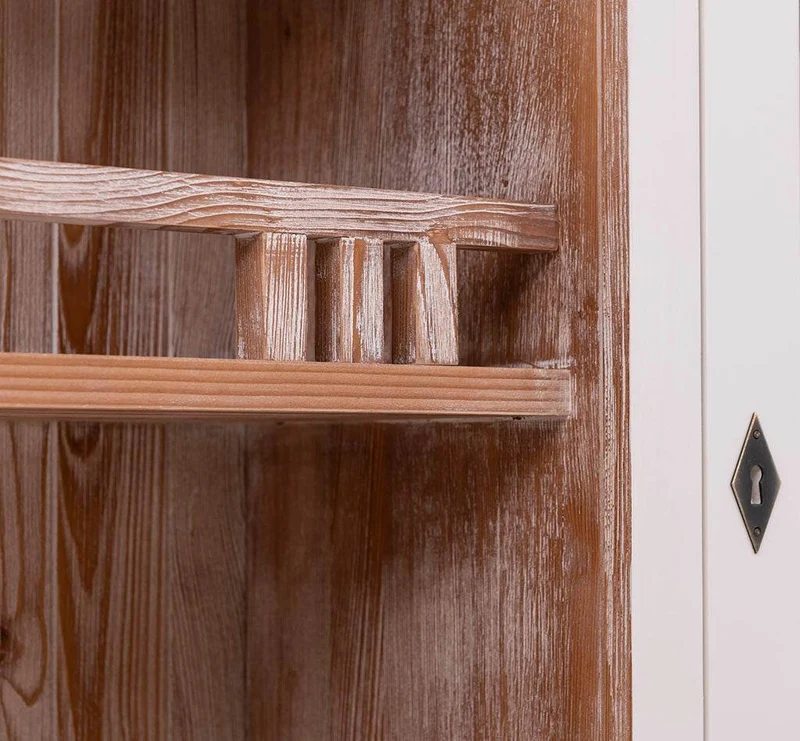 Breiter Buffetschrank aus Massivholz im Landhausstil