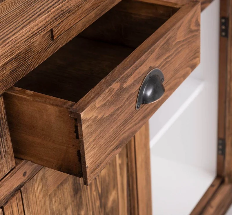 Breiter Buffetschrank aus Massivholz im Landhausstil
