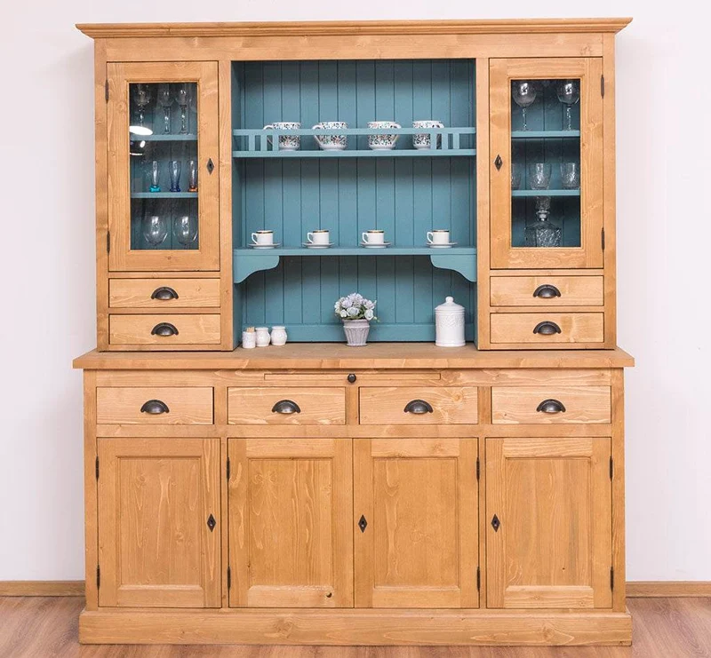 Breiter Buffetschrank aus Massivholz im Landhausstil