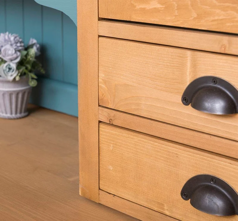 Breiter Buffetschrank aus Massivholz im Landhausstil