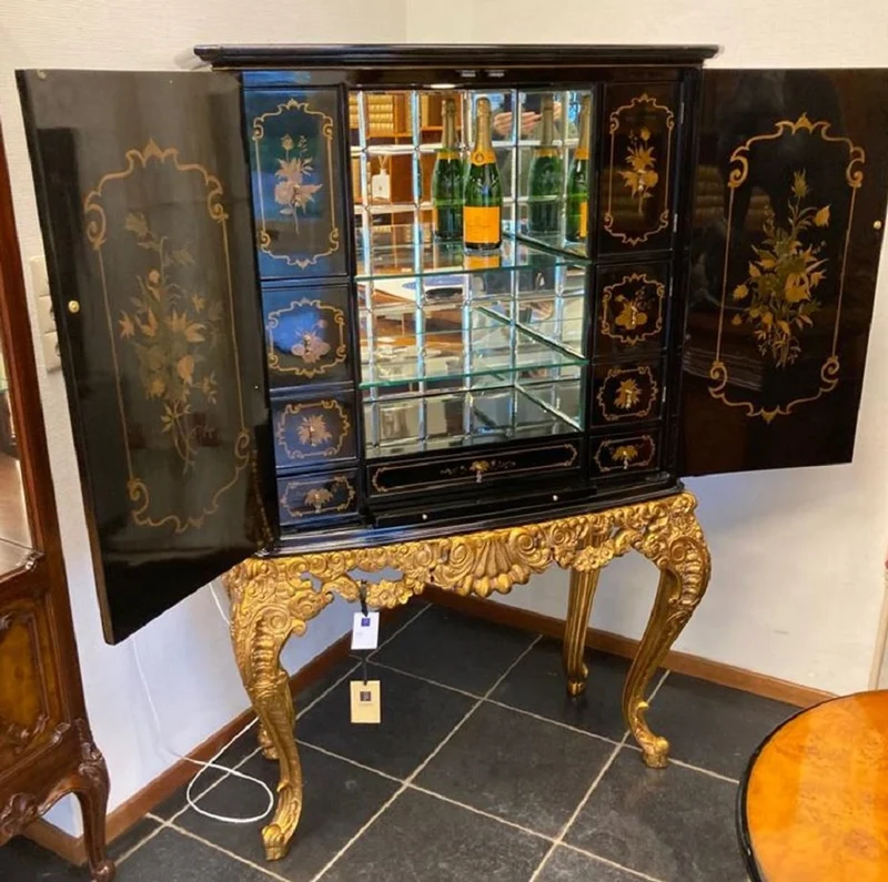Casa Padrino Luxus Barock Barschrank Schwarz / Mehrfarbig / Gold - Prunkvoller Massivholz Schrank mit LED Beleuchtung - Barock Wohnzimmer Möbel - Barock Bar Möbel - Barock Hotel Möbel