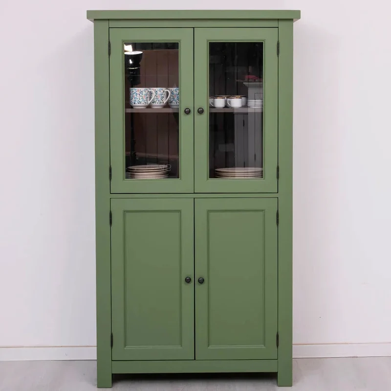 Viertüriger Küchenschrank aus Massivholz im Landhausstil