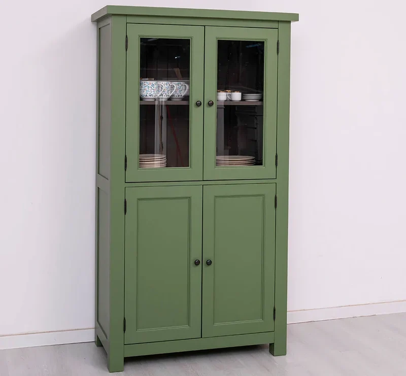 Viertüriger Küchenschrank aus Massivholz im Landhausstil