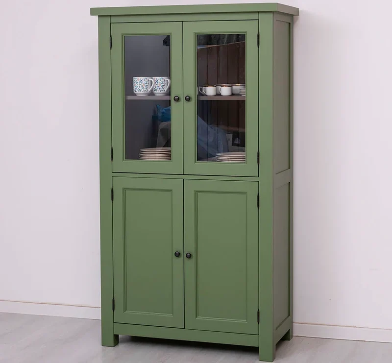 Viertüriger Küchenschrank aus Massivholz im Landhausstil