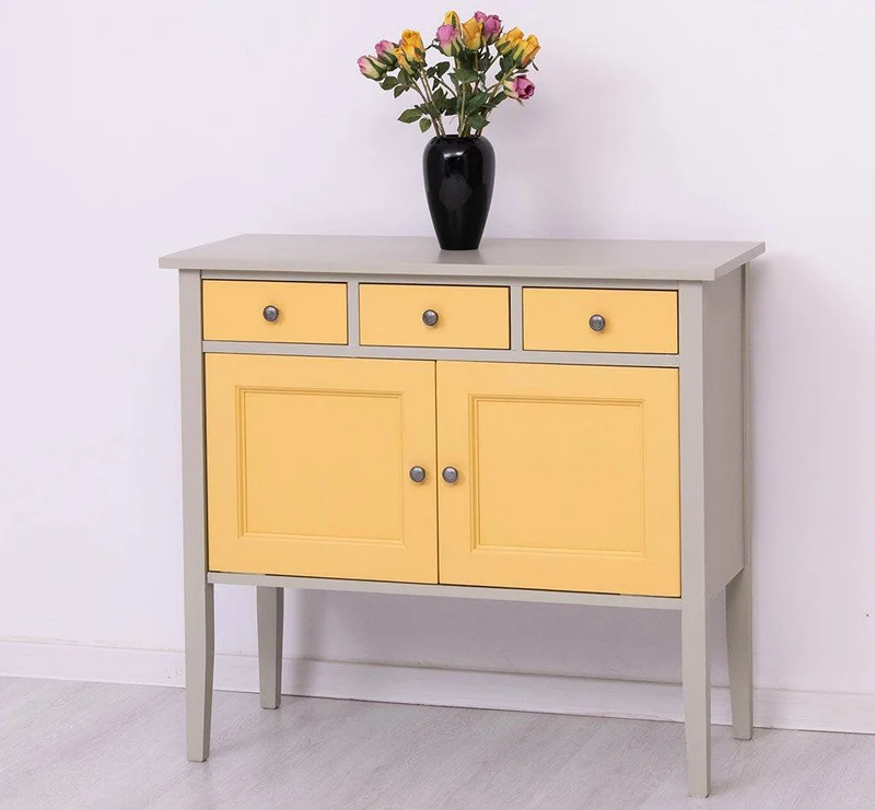 Sideboard aus Massivholz mit drei Schubladen