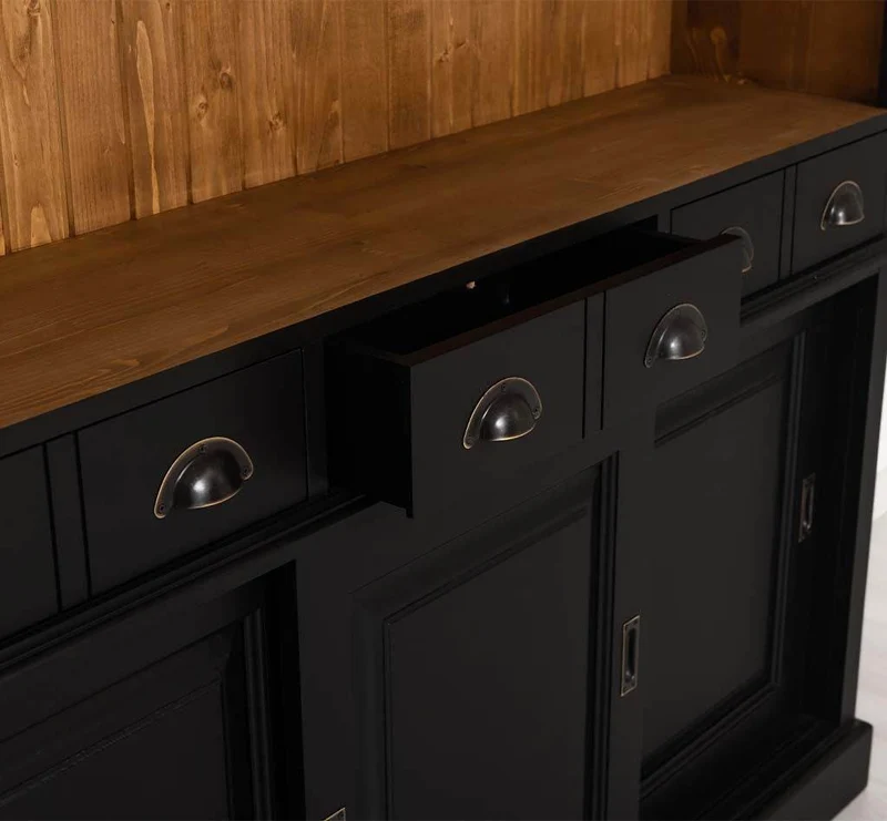 Buffetschrank aus Massivholz mit Glashalterungen in schwarz