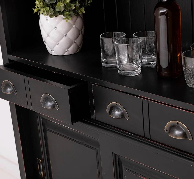 Buffetschrank aus Massivholz mit Glashalterungen in schwarz