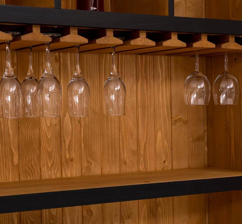 Buffetschrank aus Massivholz mit Glashalterungen in schwarz