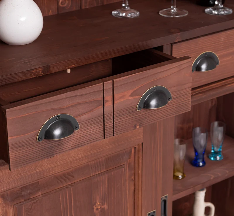 Großer Buffetschrank aus Massivholz mit Glashalterungen