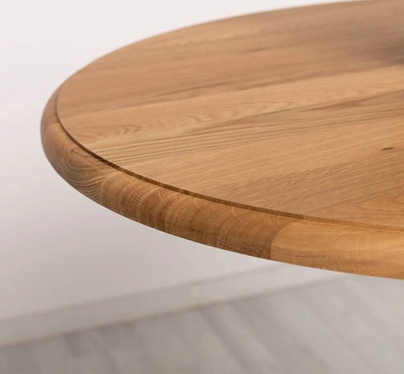 Runder Stehtisch aus Massivholz im Landhausstil