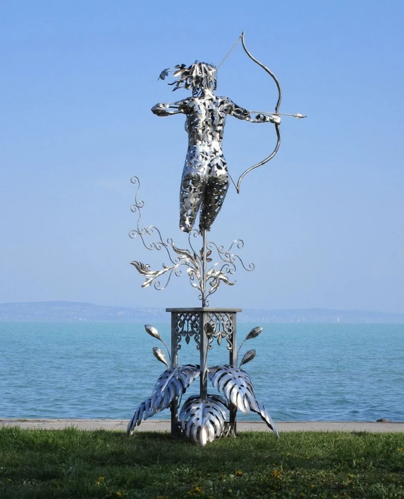 Casa Padrino Luxus Edelstahl Garten Skulptur Frau mit Bogen Silber 160 x 100 x H. 328 cm - Handgefertigte Wetterbeständige Garten Dekoration - Luxus Kollektion