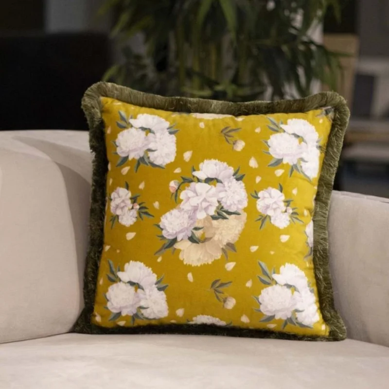 Casa Padrino Luxus Deko Kissen Blumen Design Gelb / Mehrfarbig / Grün 45 x 45 cm - Bedrucktes Samt Kissen mit Fransen - Deko Accessoires