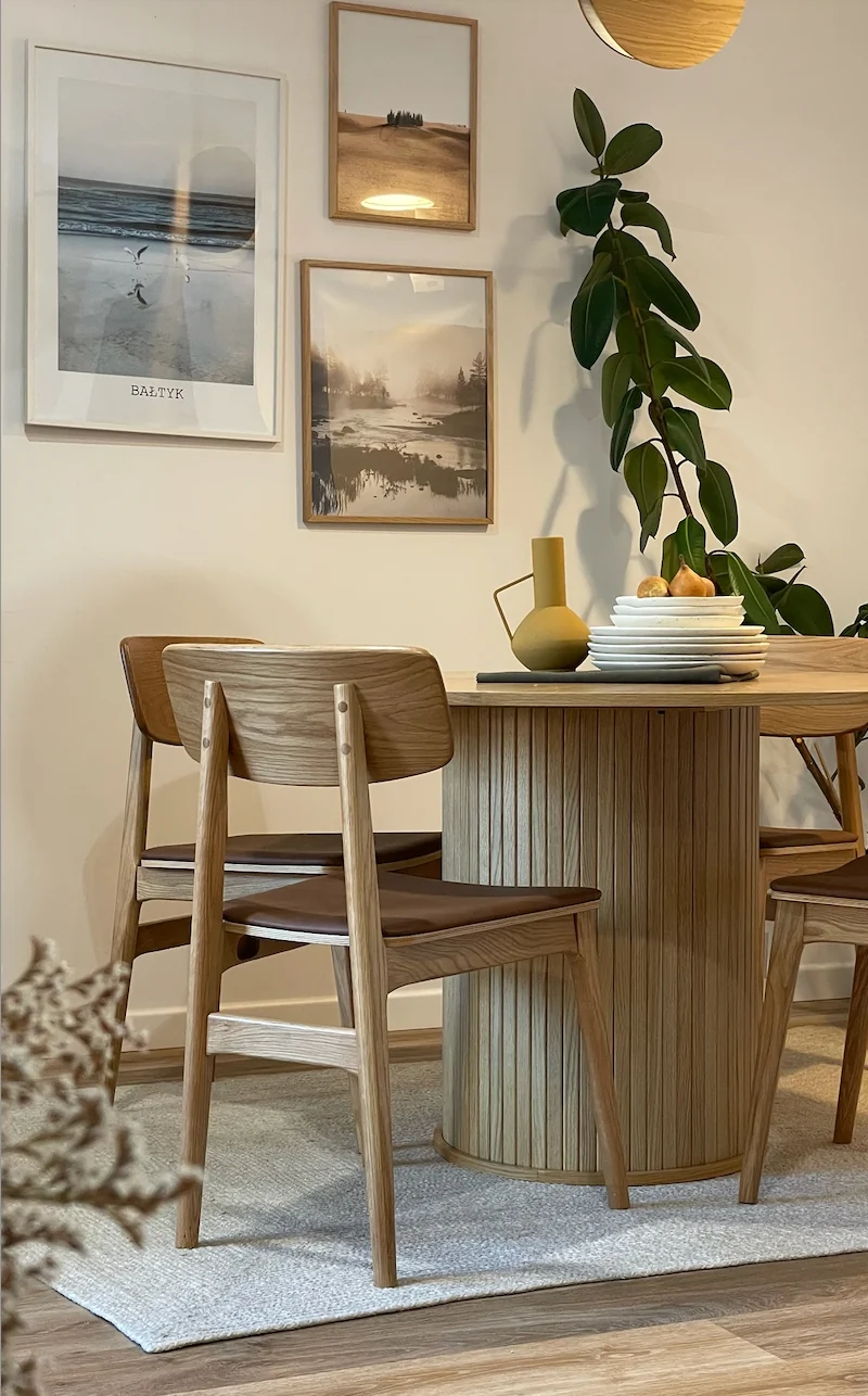 Runder Tisch Gativel 120 cm mit runder Basis, Lamellen in natürlicher Eiche