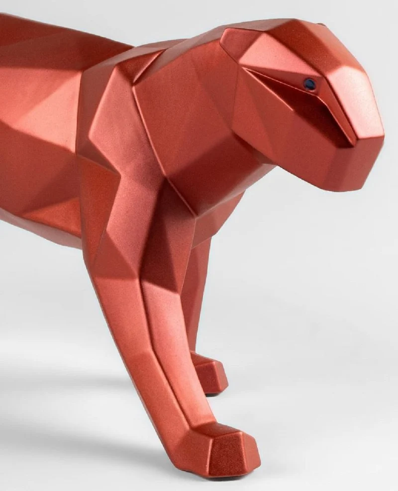 Casa Padrino Luxus Porzellan Panther Skulptur Rot Metallic 50 x 12 x H. 19 cm - Hangefertigte Deko Figur aus feinstem spanischen Porzellan - Luxus Deko Accessoires