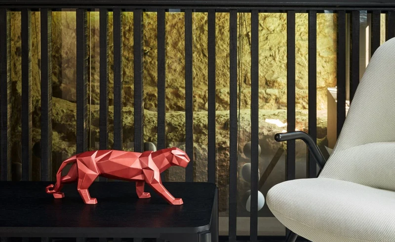 Casa Padrino Luxus Porzellan Panther Skulptur Rot Metallic 50 x 12 x H. 19 cm - Hangefertigte Deko Figur aus feinstem spanischen Porzellan - Luxus Deko Accessoires