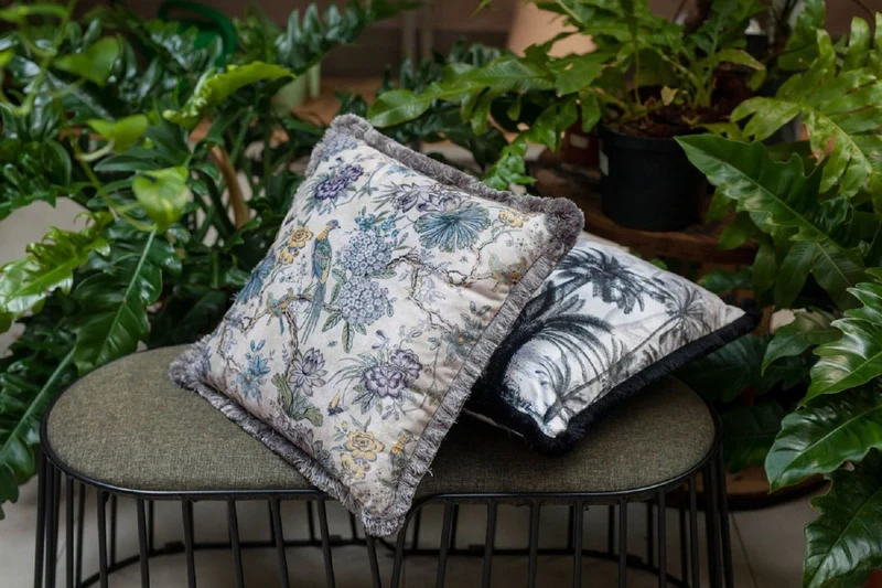 Casa Padrino Luxus Deko Kissen Blumen & Vögel Hellbeige / Mehrfarbig 45 x 45 cm - Bedrucktes Samt Kissen mit Fransen - Luxus Kollektion