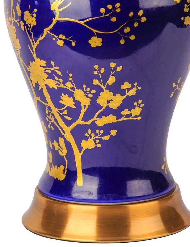 Casa Padrino Luxus Keramik Tischleuchte Blau / Gold / Weiß Ø 42 x H. 62 cm - Runde Keramik Schreibtischleuchte mit Lampenschirm - Luxus Keramik Leuchten