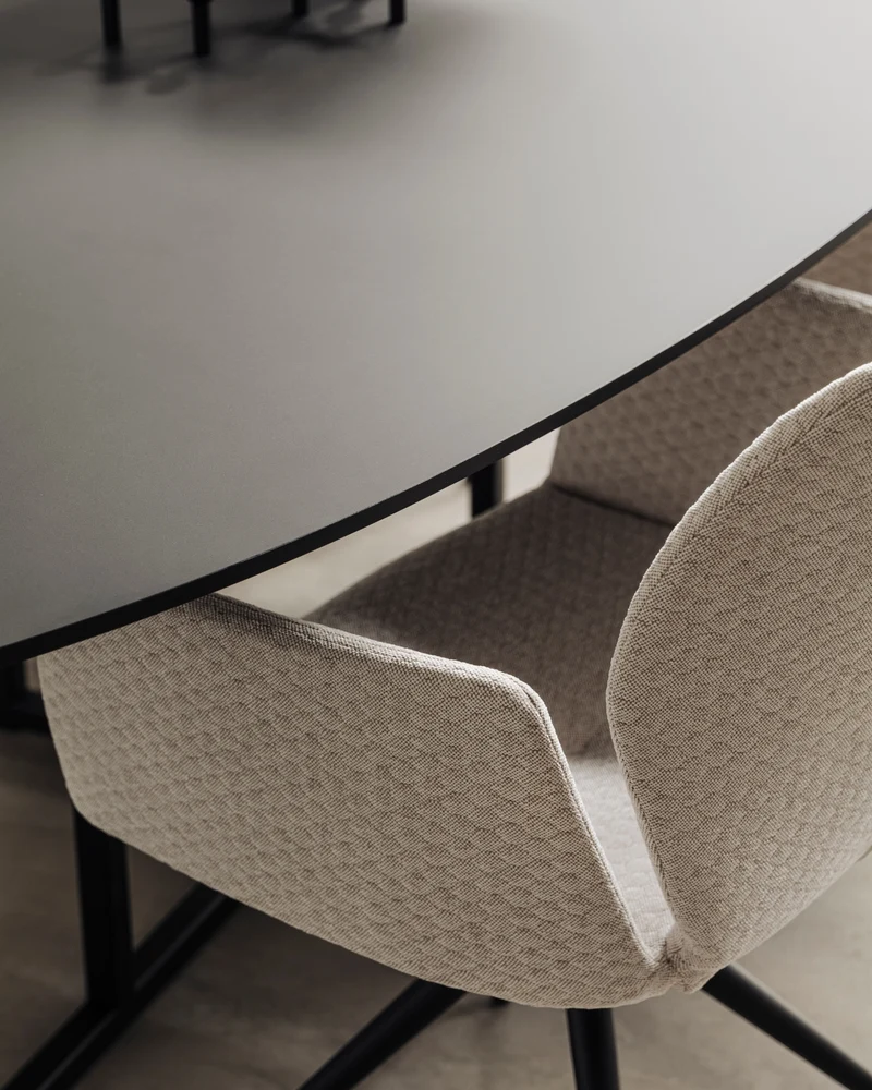 Fenix Grigrio Antrim eettafel - Ovaal - Matrix onderstel