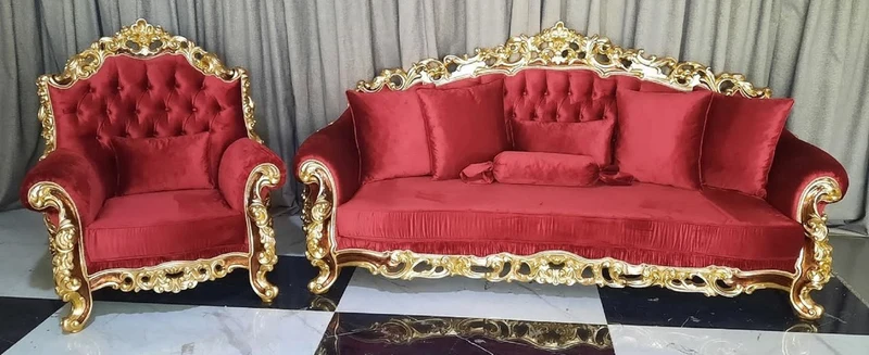 Casa Padrino Luxus Barock Wohnzimmer Set Rot / Braun / Gold - 2 Barock Sofas & 2 Barock Sessel - Luxus Wohnzimmer Möbel im Barockstil - Barock Möbel - Barock Einrichtung - Wohnzimmer Einrichtung