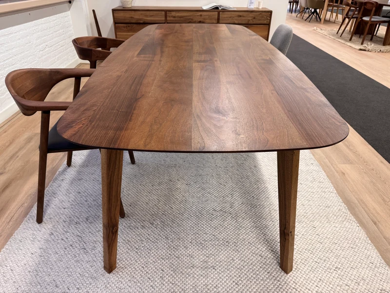 Walnoot eettafel - Deens Recht - Triangle walnoot onderstel