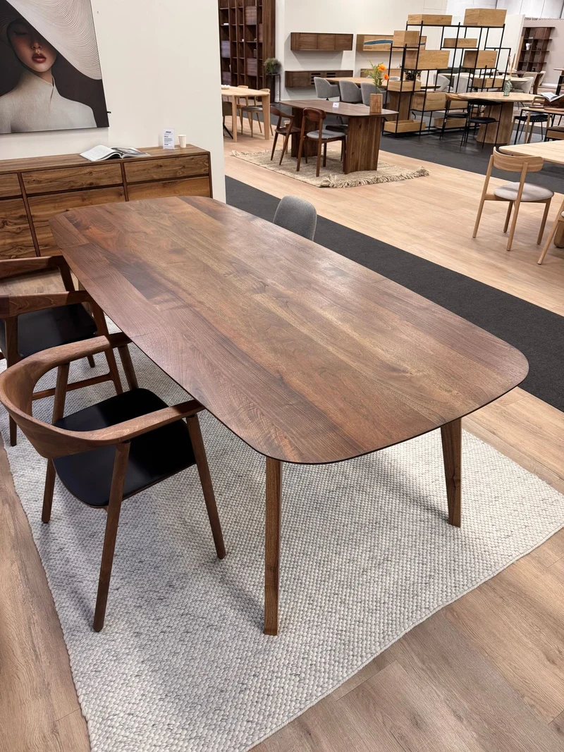 Walnoot eettafel - Deens Recht - Triangle walnoot onderstel