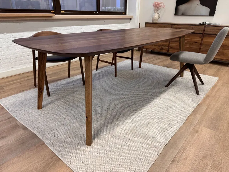 Walnoot eettafel - Deens Recht - Triangle walnoot onderstel