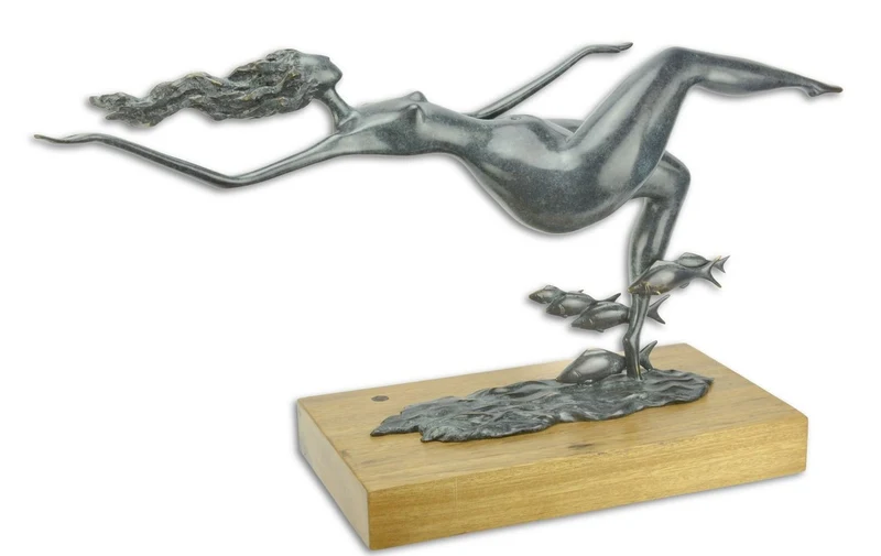 Casa Padrino Designer Bronzefigur schwimmende Frau mit Fischen Blau / Gold / Naturfarben 67 x 20,8 x H. 35,6 cm - Luxus Deko Bronze Skulptur mit Holzsockel