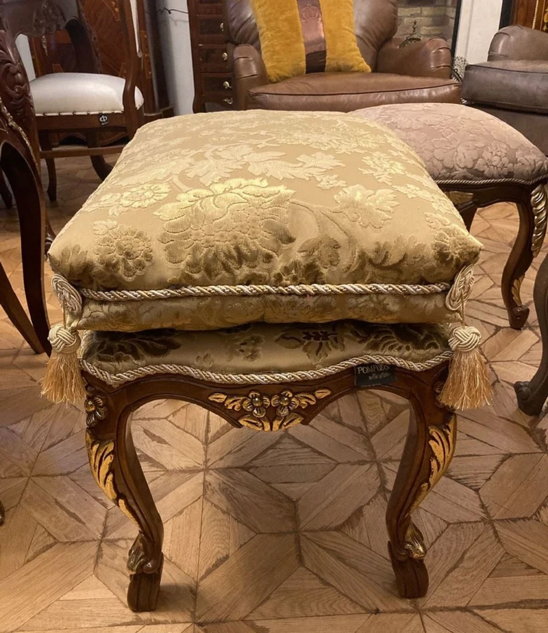 Pompöös by Casa Padrino Luxus Barock Sitzhocker mit Sitzkissen Beige Muster / Braun / Gold - Pompööser Barock Hocker designed by Harald Glööckler - Barock Möbel - Edel & Prunkvoll