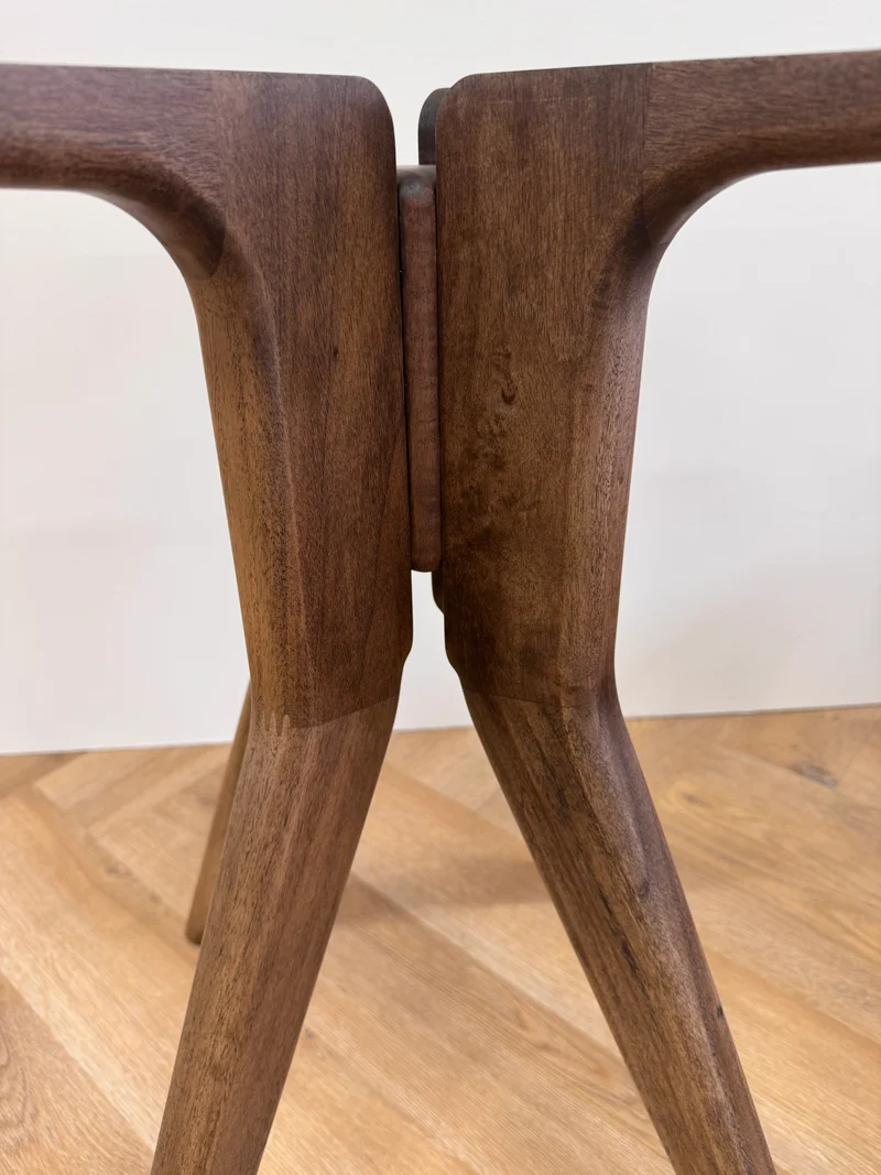 Walnoot houten eettafel - Rond - Amea walnoot onderstel