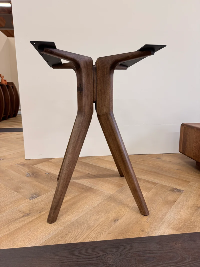 Walnoot houten eettafel - Rond - Amea walnoot onderstel