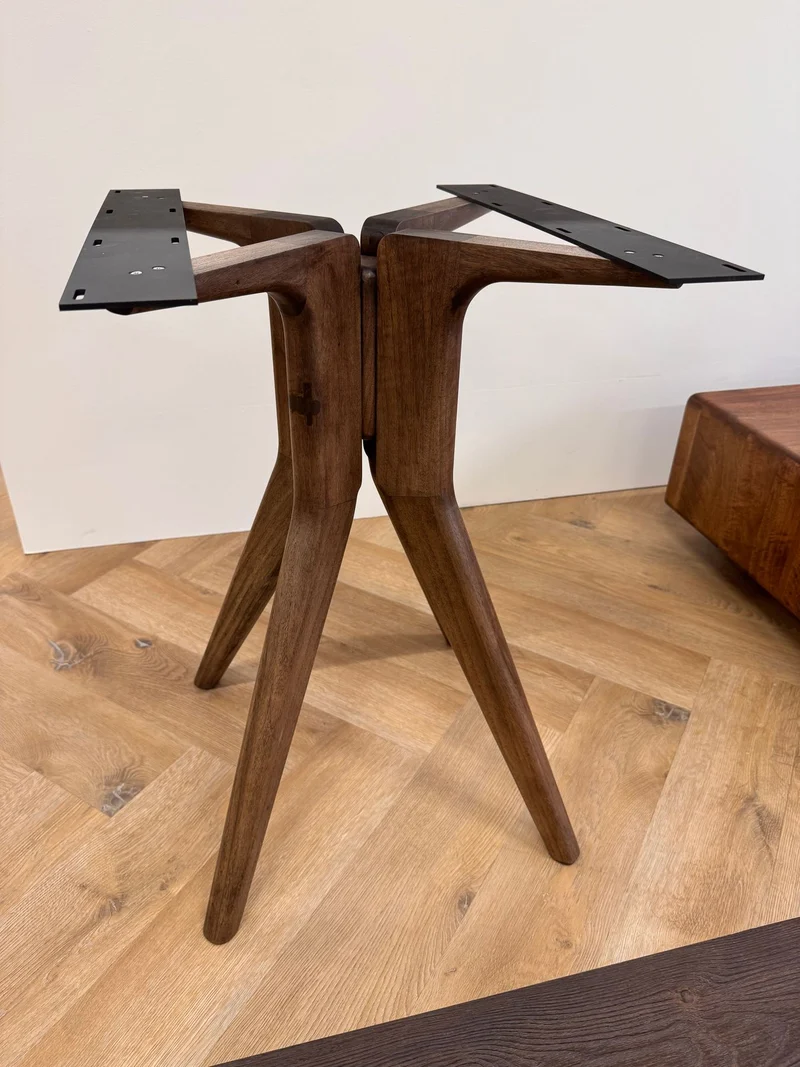 Walnoot houten eettafel - Rond - Amea walnoot onderstel