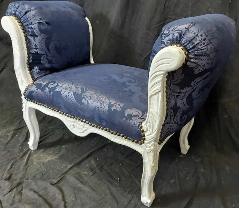 Casa Padrino Barock Schemel Lila Muster / Weiß - Handgefertigter Antik Stil Hocker - Barockstil Hocker - Wohnzimmer Möbel im Barockstil - Barockstil Möbel - Barock Möbel - Barock Einrichtung
