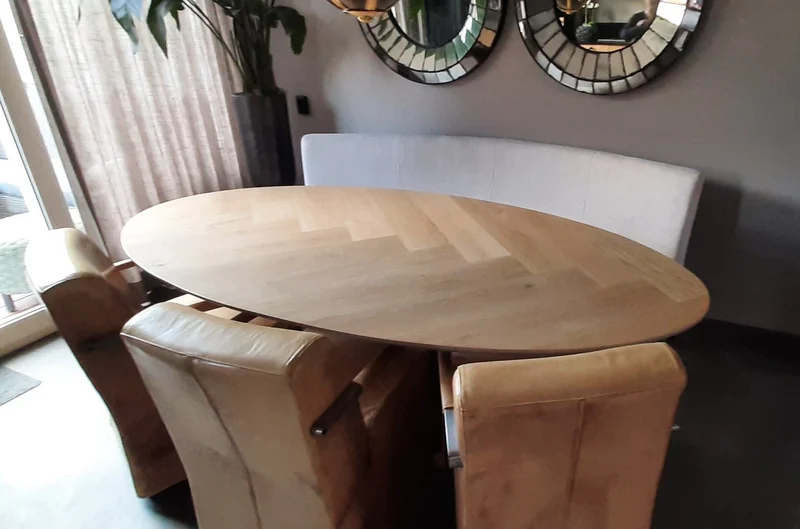 Visgraat eiken eettafel - Rond - Sol X Metaal