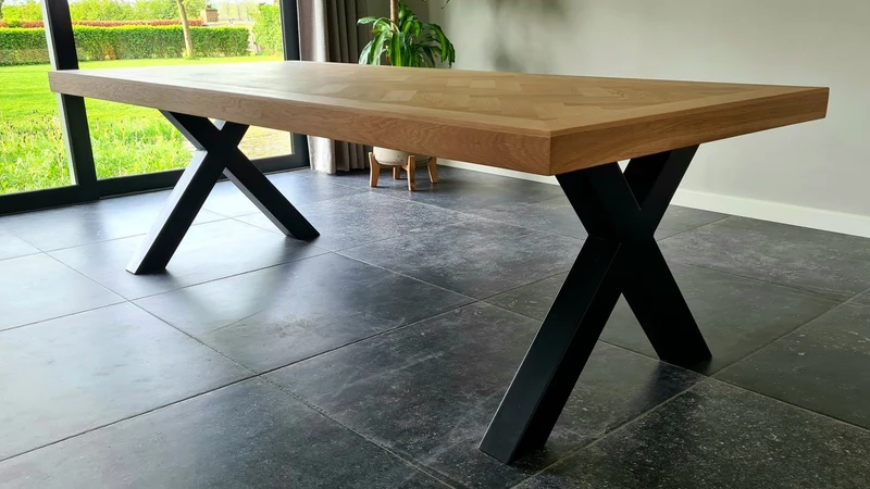 Visgraat eiken eettafel - Recht Radius - K onderstel metaal