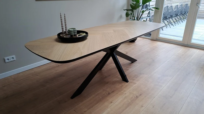 Visgraat eiken eettafel - Plat Ovaal - Trios Metaal