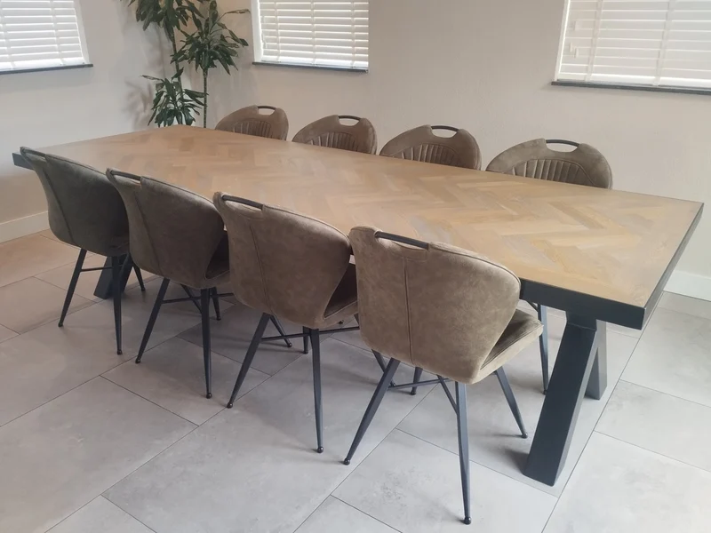 Visgraat eiken eettafel - Deens Recht - Matrix metaal