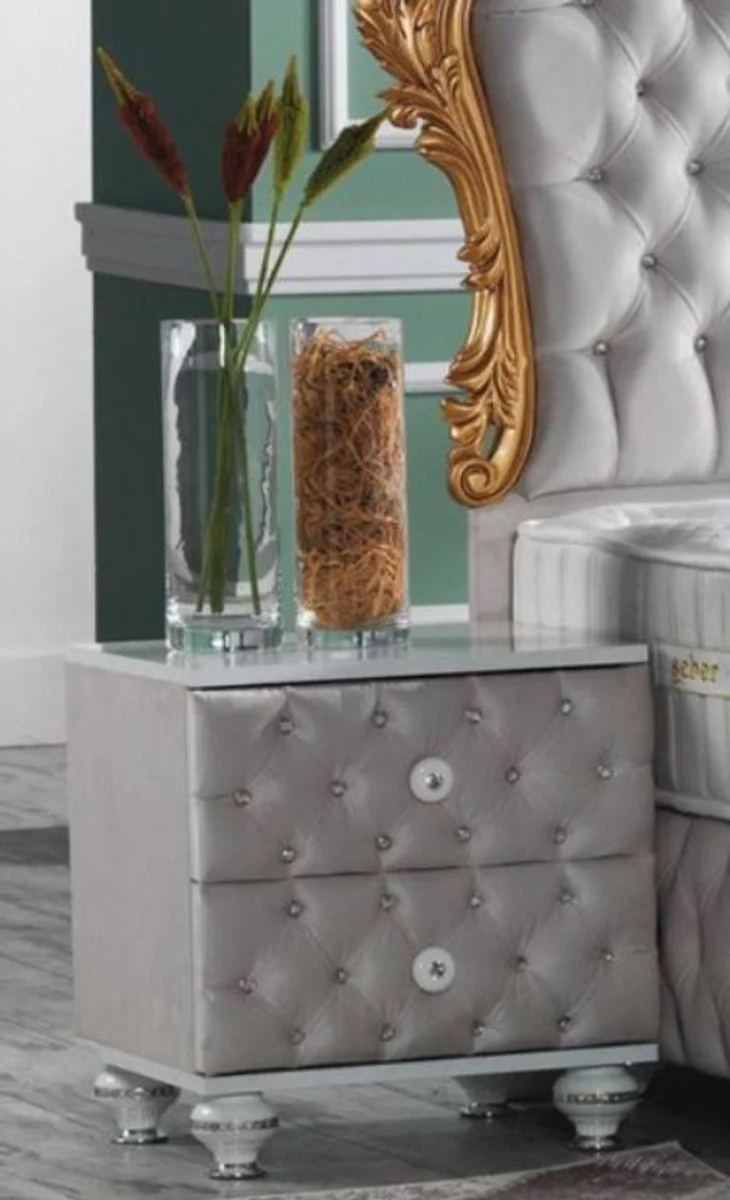 Casa Padrino Barock Nachttisch mit Glitzersteinen und 2 Schubladen Grau / Weiß / Silber 50 x 50 x H. 50 cm - Beistelltisch im Barockstil - Barock Schlafzimmer Möbel