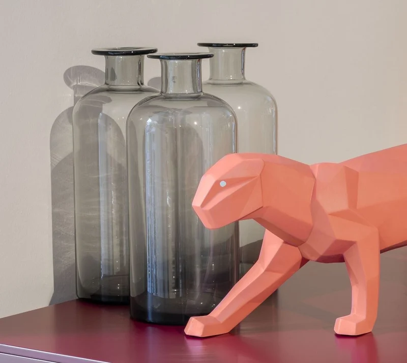 Casa Padrino Luxus Porzellan Panther Skulptur Matt Korallenrot 50 x 12 x H. 19 cm - Hangefertigte Deko Figur aus feinstem spanischen Porzellan - Luxus Deko Accessoires