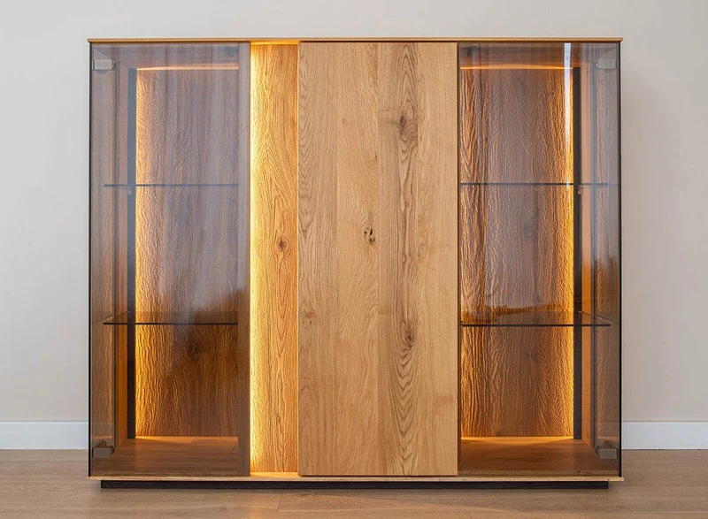 Beleuchtetes Vitrinen Sideboard Collodi aus massiver Wildeiche mit Rückwand in grober Holzstruktur