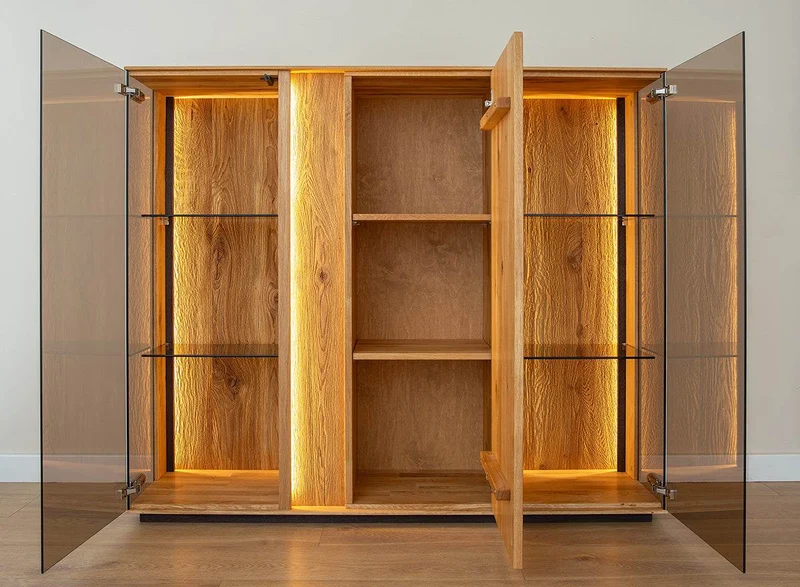 Beleuchtetes Vitrinen Sideboard Collodi aus massiver Wildeiche mit Rückwand in grober Holzstruktur