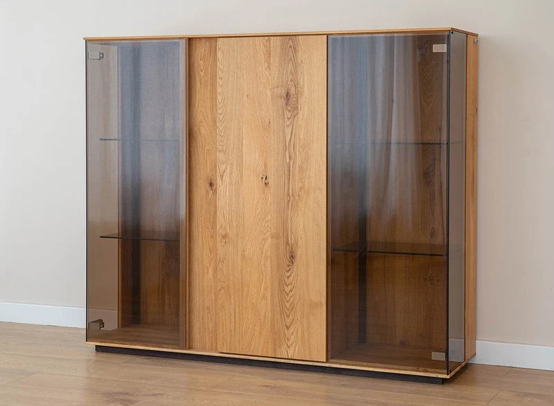 Beleuchtetes Vitrinen Sideboard Collodi aus massiver Wildeiche mit Rückwand in grober Holzstruktur