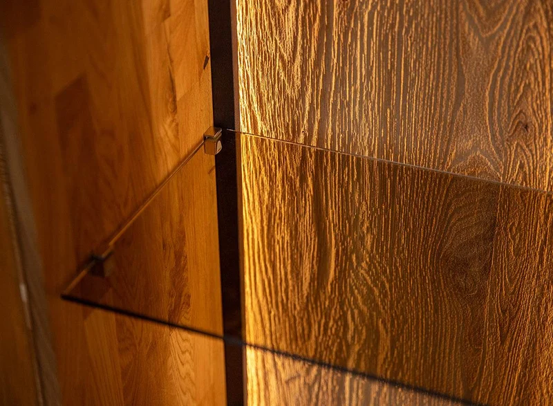 Beleuchtetes Vitrinen Sideboard Collodi aus massiver Wildeiche mit Rückwand in grober Holzstruktur