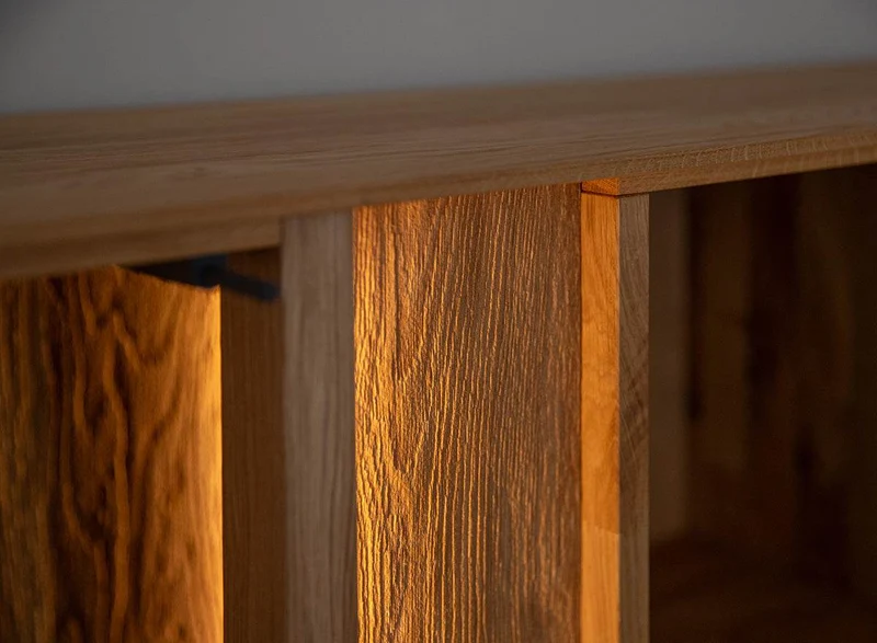 Beleuchtetes Vitrinen Sideboard Collodi aus massiver Wildeiche mit Rückwand in grober Holzstruktur