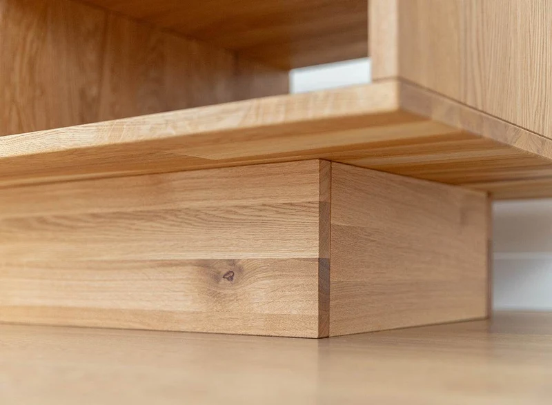 Couchtisch Collodi aus massiver Wildeiche mit Schublade