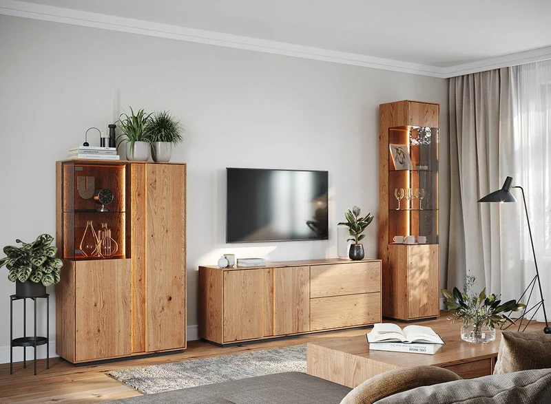 Beleuchtetes Sideboard Collodi aus massiver Wildeiche mit Rückwand in grober Holzstruktur