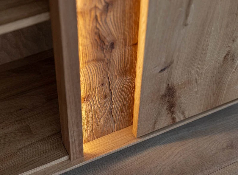 Beleuchtetes Sideboard Collodi aus massiver Wildeiche mit Rückwand in grober Holzstruktur