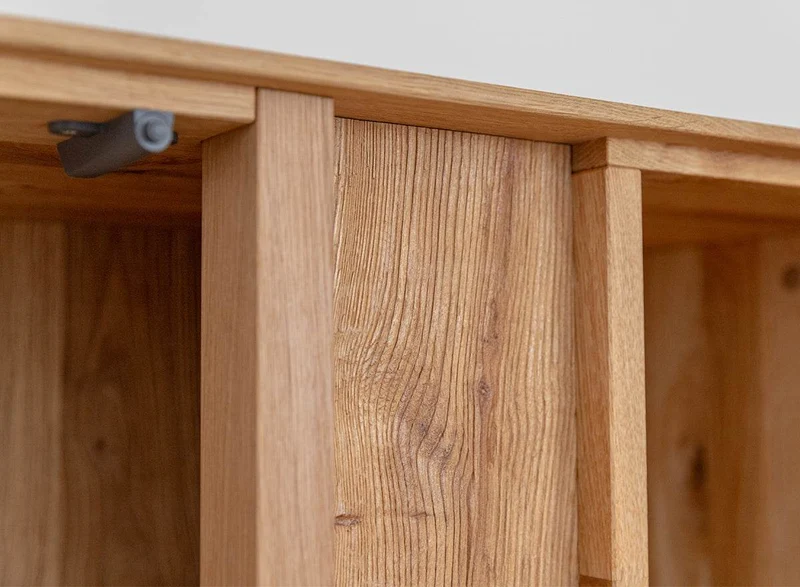 Beleuchtetes Sideboard Collodi aus massiver Wildeiche mit Rückwand in grober Holzstruktur